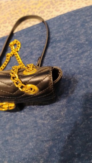Borsetta Gucci nera con dettagli oro