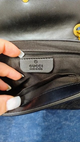 Borsetta Gucci nera con dettagli oro