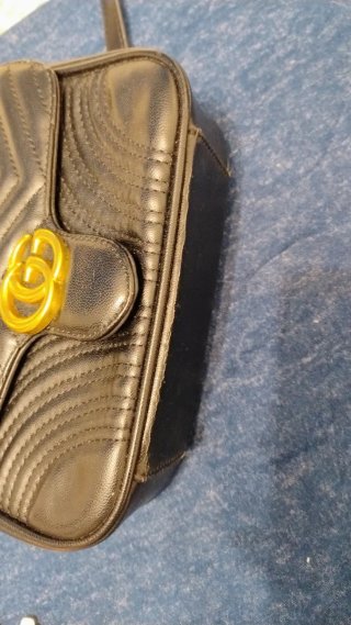 Borsetta Gucci nera con dettagli oro