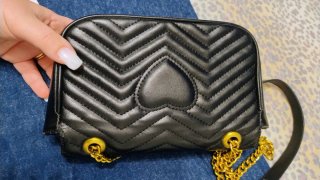 Borsetta Gucci nera con dettagli oro