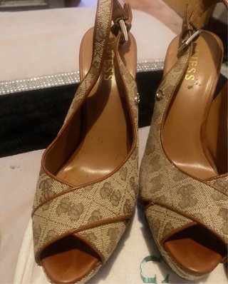Sandalias Guess Beige y Marrón