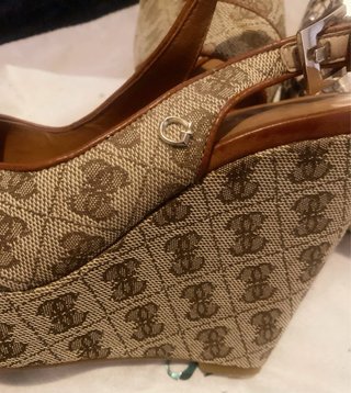 Sandalias Guess Beige y Marrón