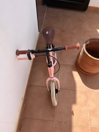 Bicicleta de equilibrio rosa