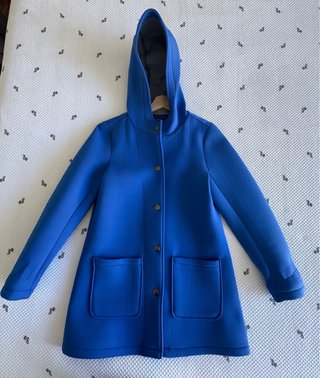 Chaqueta azulón tipo neopreno con capucha