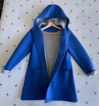 Chaqueta azulón tipo neopreno con capucha