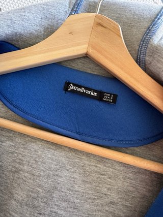 Chaqueta azulón tipo neopreno con capucha