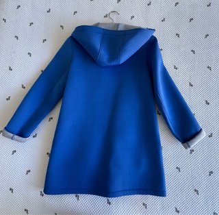 Chaqueta azulón tipo neopreno con capucha