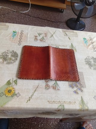 Custodia per libri in pelle con intaglio artigianale