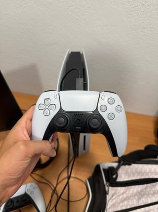 PlayStation 5 Sony con 2 mandos y cascos ps5