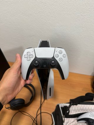 PlayStation 5 Sony con 2 mandos y cascos ps5