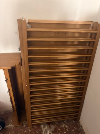 Cuna y estantería madera