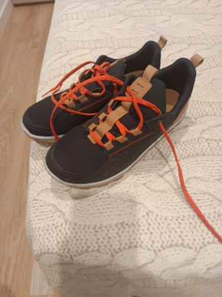 Botas de trekking negras y naranjas