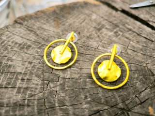 Pendientes artesanales dorados