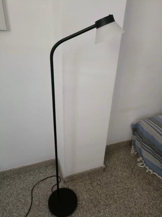 Lámpara de pie Ikea Negra y Blanca