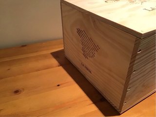 Caja de madera con tapa sobrepuesta robusta