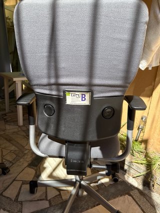 Silla de oficina gris y negra