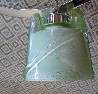 Lámpara de techo plateada y verde