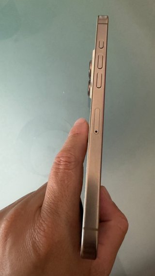 iPhone Dorado con Diseño Gamer 16 PRO MAX
