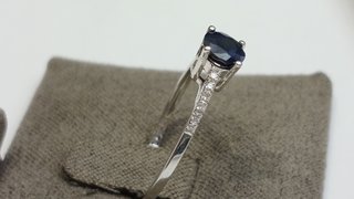 ANILLO DE ORO BLANCO 18K CON ZAFIRO AZUL 0.5 Ct +