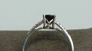 ANILLO DE ORO BLANCO 18K CON ZAFIRO AZUL 0.5 Ct +