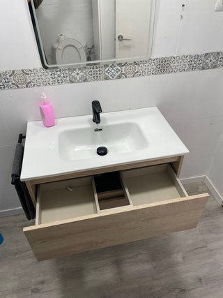 Mueble de baño suspendido con lavabo