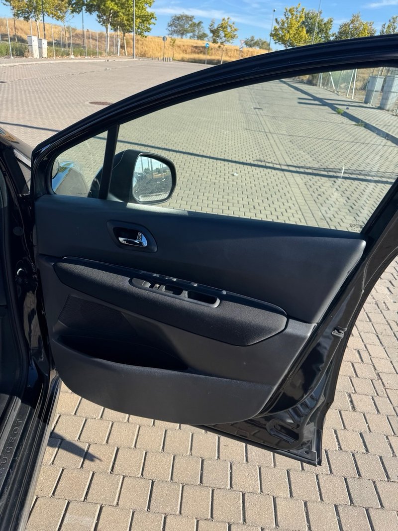 Peugeot 3008 2.0 HDI FAP Allure 2011, foto 25