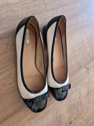 Bailarinas Geox Beige y Negro Talla 41