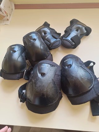 Casco y protecciones patinaje y casco bicicleta.