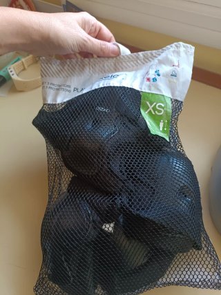 Casco y protecciones patinaje y casco bicicleta.