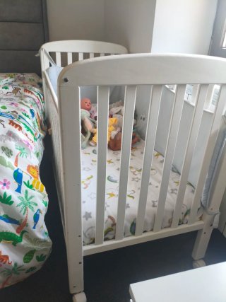 Cuna de bebé con colchón y ropa de cama