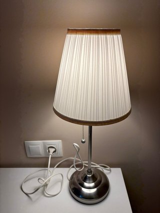 Lámpara de mesa Ikea plateada y blanca