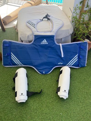 Peto y espinilleras Taekwondo Adidas