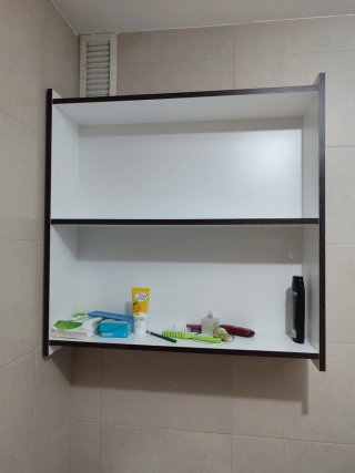 Mueble de pared blanco y marrón