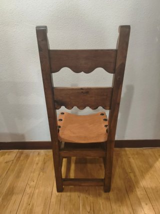 Sillas de madera y piel