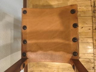 Sillas de madera y piel