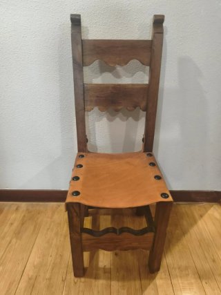 Sillas de madera y piel