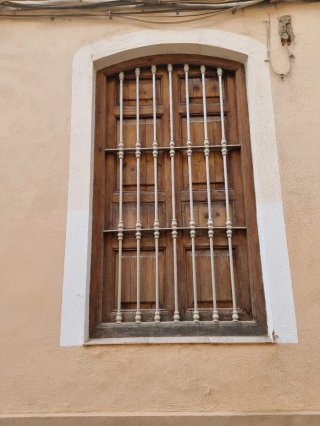 Ventana antigua madera con rejas