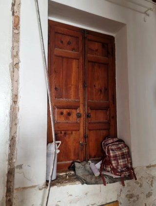 Ventana antigua madera con rejas