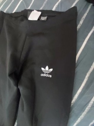 Pantalones Adidas negros con texto japonés