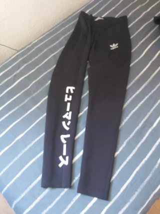 Pantalones Adidas negros con texto japonés