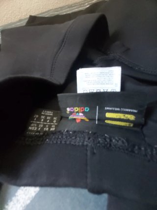 Pantalones Adidas negros con texto japonés