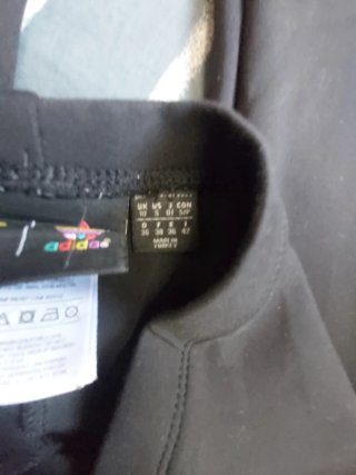 Pantalones Adidas negros con texto japonés
