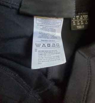 Pantalones Adidas negros con texto japonés