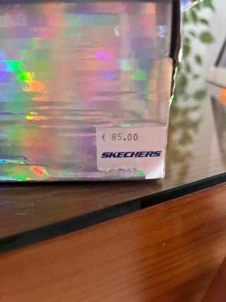 Zapatillas Skechers Doradas y Blancas