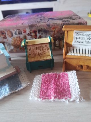 Miniaturas con alfombras y caja de regalo