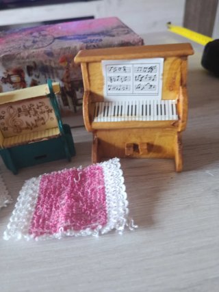 Miniaturas con alfombras y caja de regalo