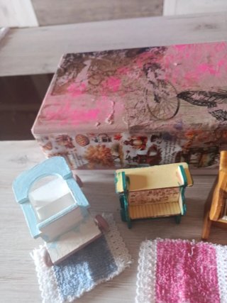 Miniaturas con alfombras y caja de regalo