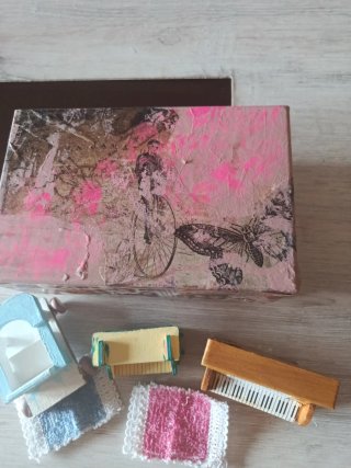 Miniaturas con alfombras y caja de regalo