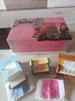 Miniaturas con alfombras y caja de regalo