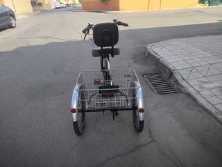 Bicicleta eléctrica con cesta delantera y trasera